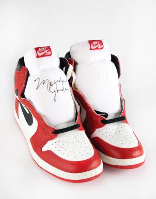 Lot #767 Michael Jordan: Air Jordan 1 'Player Sample' Sneakers Signed as a Rookie - Image 3