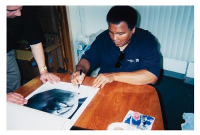 Lot #784 Muhammad Ali Signed Oversized Photograph by John Stewart - Image 3