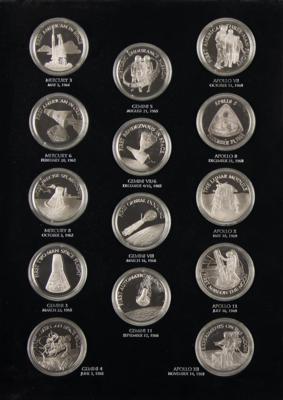 Lot #578 American Space Flight (25) Silver Anniversary Medals - Image 2