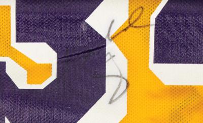 Lot #625 LA Lakers: 1996-1997 Team-Signed Jersey - Image 4