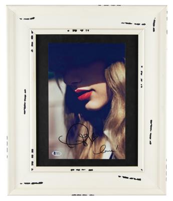 Lot #513 Taylor Swift Signed Photograph - Image 2