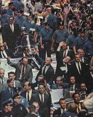 Lot #7274 Apollo 11 Crew-Signed Souvenir 'Ticker Tape' Folder - Image 4