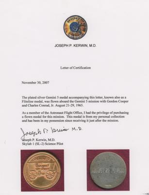 Lot #7105 Joe Kerwin's Gemini 5 Flown Gold-Plated Fliteline Medallion - Image 3
