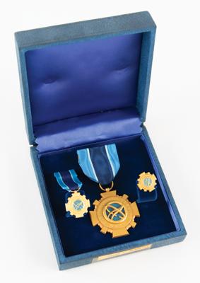 Lot #7228 Jim McDivitt's NASA Distinguished Service Medal - Image 2