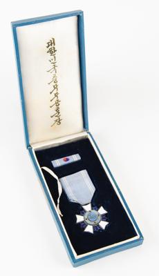 Lot #7227 Jim McDivitt's Korean Chungmu Order of Merit Medal - Image 2