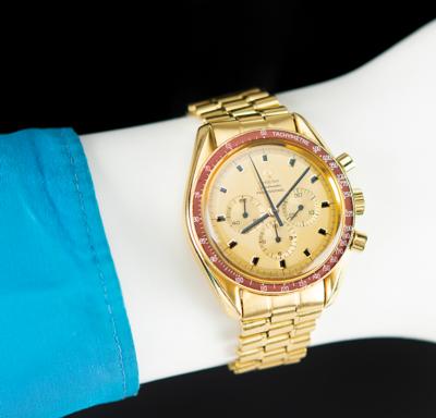 Lot #9002 Alan Bean's 18K Gold Omega Speedmaster Professional 1969 Apollo 11 Commemorative Watch - Image 2