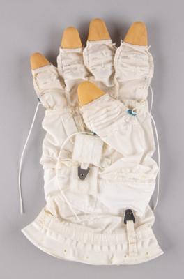 Lot #7307 Space Shuttle 4000 Series EMU Glove Restraint Assembly - Image 3