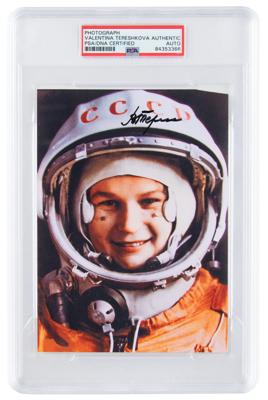 Lot #7175 Valentina Tereshkova Signed Photograph - Image 1