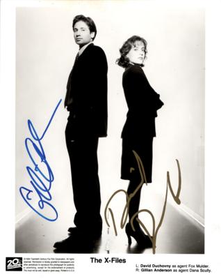 Lot #877 The X-Files: David Duchovny and Gillian Anderson Signed Photograph - Image 1