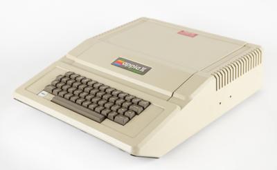 Lot #3006 Apple II EuroPlus Computer with Disk II Floppy Disk Drive (Made in Ireland) - Image 2