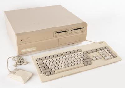 Lot #3152 Commodore Amiga 2000 with Keyboard,