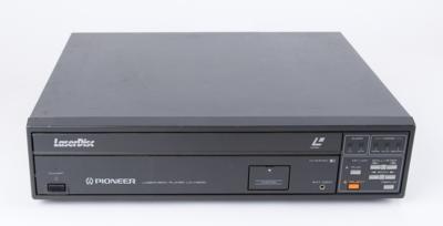 Lot #3132 Apple-Owned Pioneer LaserDisc Player with Apple Training LaserDiscs - Image 2