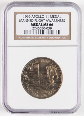 Lot #480 Paul Weitz's Apollo 11 Manned Flight Awareness Medallion - Image 2