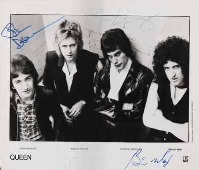 Lot #7173 Queen Signed Photograph - Uninscribed