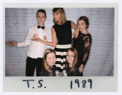 Lot #619 Taylor Swift Signed Photograph - Image 3