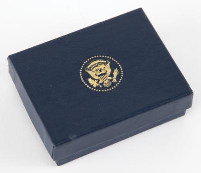 Lot #286 Donald Trump Presidential Gift - POTUS Seal Cufflinks (Square) - Image 3