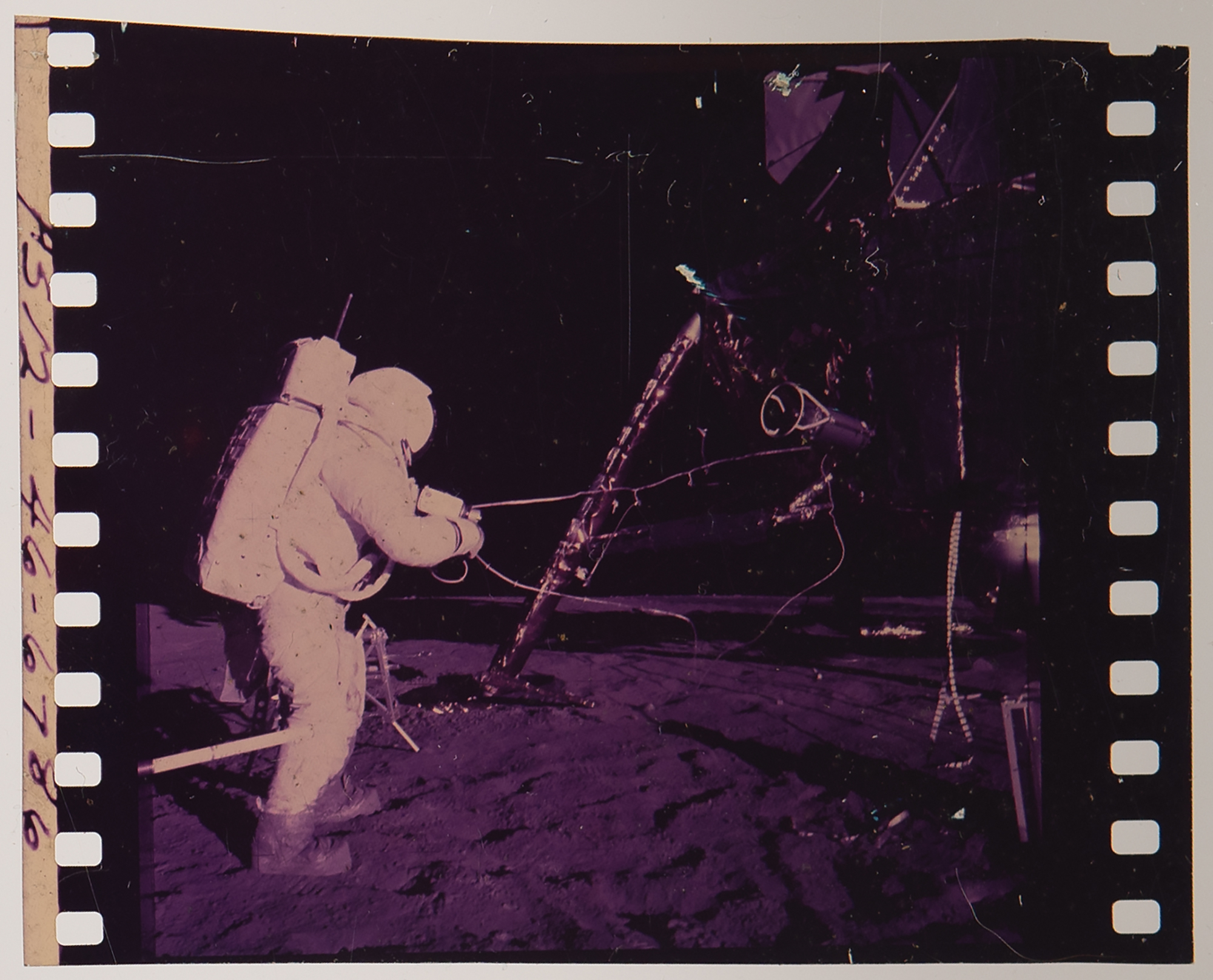 最低価格の Apollo 12 Original Hand-Numbered Color Film Positive of Alan 芸術写真
