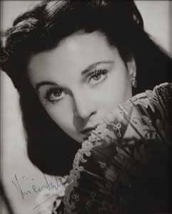 Lot #8101 Gone With the Wind: Vivien Leigh Signed Photograph - Image 2