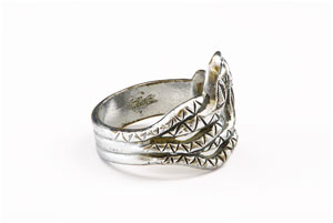 Lot #2039 Bonnie Parker's Three-Headed Snake Ring - Image 3