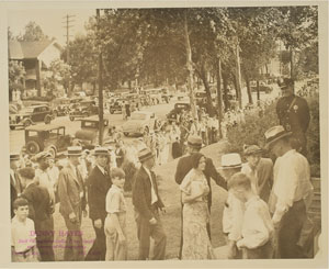 Lot #2059 Bonnie and Clyde Set of (4) Original Vintage Memorial Photographs  - Image 4