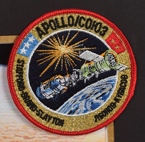 Lot #9204  Apollo-Soyuz: Deke Slayton's Flown Patch - Image 2