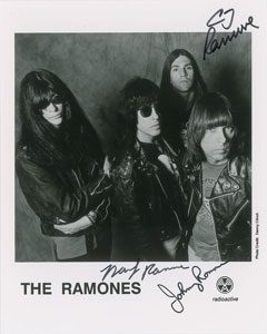 Lot #800 The Ramones - Image 1