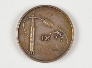 Lot #4283 Jim McDivitt's Flown Apollo 9 Robbins Medal - Image 1