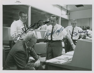 Lot #4133  Gemini Flight Controllers Signed Photograph - Image 1