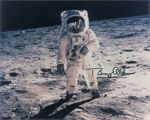 Lot #4302 Buzz Aldrin Signed Photograph - Image 1