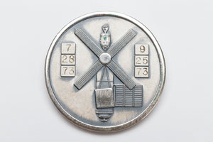 Lot #4591 Alan Bean's Skylab 3 Unflown Robbins Medal - Image 2