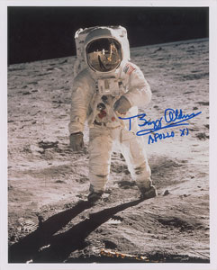 Lot #5275 Buzz Aldrin Signed Photograph - Image 1