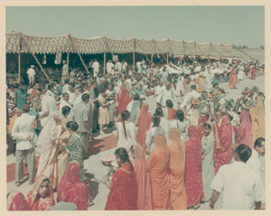 Lot #55 Jacqueline Kennedy 1962 Original Photograph of Trip to India by Cecil Stoughton - Image 1