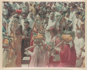 Lot #56 Jacqueline Kennedy 1962 Original Photograph of Trip to India by Cecil Stoughton - Image 1