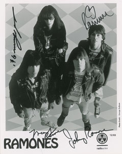 Lot #684 The Ramones - Image 2