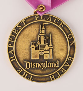 Lot #915 Sword in the Stone presentation medal from Disneyland - Image 3