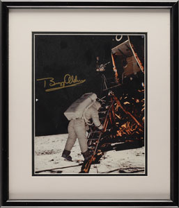 Lot #2384 Buzz Aldrin Signed Photograph - Image 2