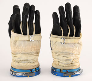 Lot #2551 Valeri Polyakov's Sokol KV Spacesuit Gloves - Image 2