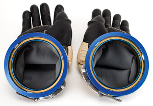 Lot #2551 Valeri Polyakov's Sokol KV Spacesuit Gloves - Image 3