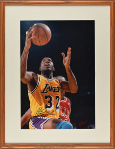 Lot #691  Basketball Hall of Famers - Image 9