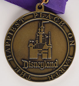 Lot #984 Sword in the Stone presentation medal from Disneyland - Image 2