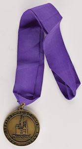 Lot #984 Sword in the Stone presentation medal from Disneyland - Image 4