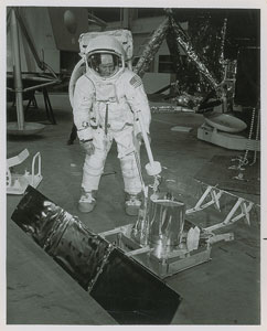 Lot #2229  Apollo 11 Original Vintage NASA and Press Photograph Archive - Image 10