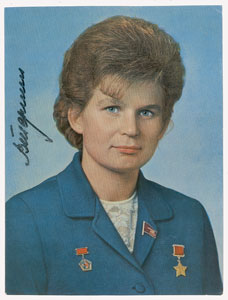 Lot #4485 Valentina Tereshkova Signed Photograph - Image 1