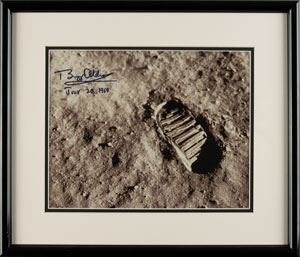Lot #4183 Buzz Aldrin Signed Photograph - Image 2