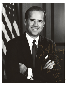 Реликвии. Глянцевая фотография сенатора Байдена в костюме и галстуке размером 8 x 10, подписанная золотыми чернилами: «Best Wishes, Joe Biden, USS, 1992». 
В хорошем состоянии, с некоторыми проблемами прилипания чернил.