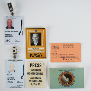 Lot #3386 Al Worden's Lot of (6) Cards, Badges, and Passes - Image 3