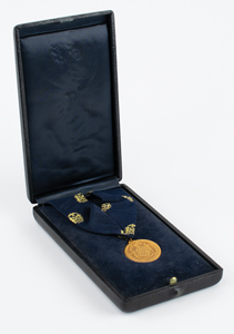 Lot #3370 Al Worden's Apollo 15 City of New York Gold Medal - Image 5