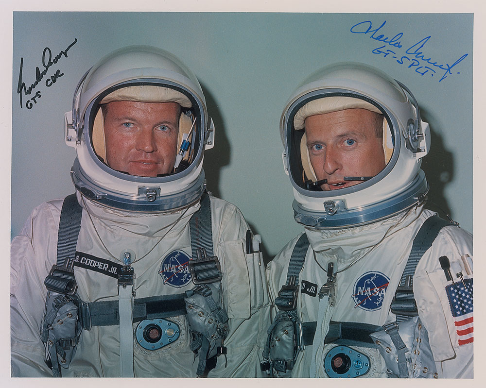 Lot #9115 Gemini 5 Signed Photograph